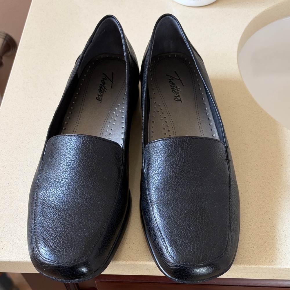 Trotters Women's Classic Black Leather Flats